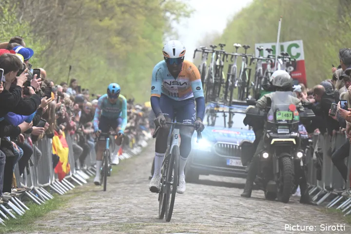 Biniam Girmay tijdens Paris-Roubaix 2026