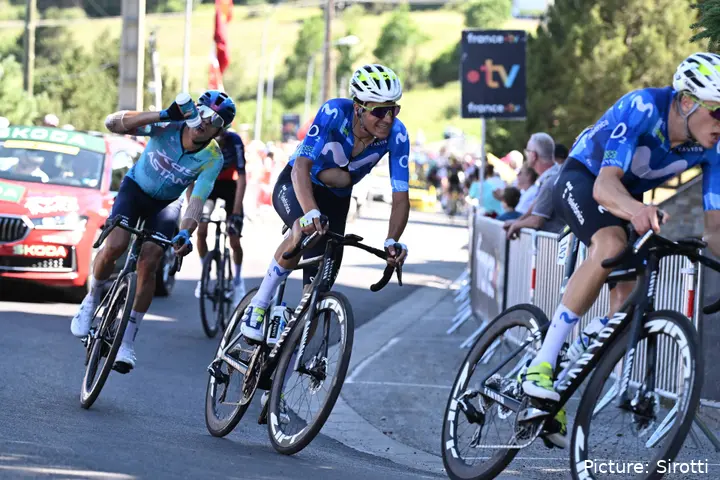 Cian Uijtdebroeks stapt uit in de Tour de France