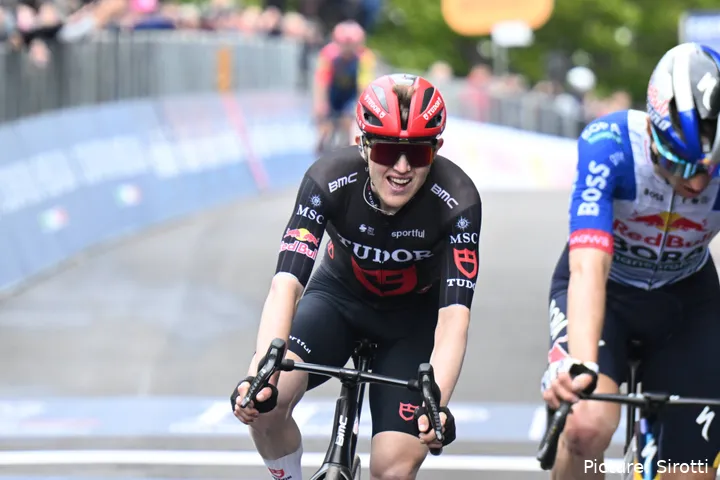 Michael Storer tijdens etappe 9 van de Giro d'Italia 2026