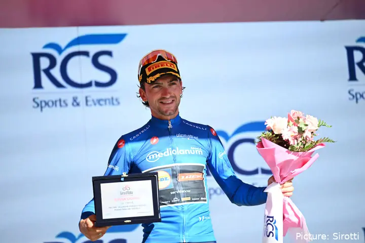 Giulio Ciccone op het podium van de Giro d'Italia 2026