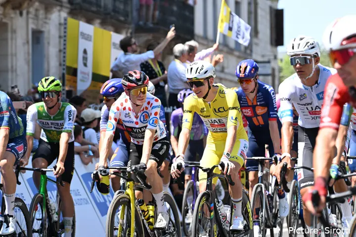 Jonas Vingegaard en Tadej Pogacar rijden zij aan zij in de Tour de France 2026