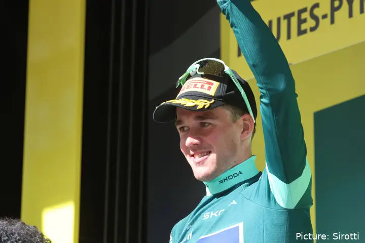 Mads Pedersen in groene trui tijdens etappe 6 van de Tour de France 2026