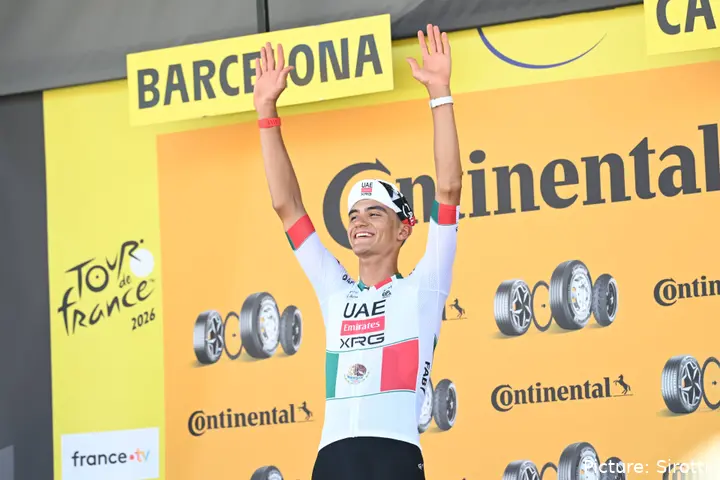 Isaac del Toro op het podium bij de Tour de France 2026