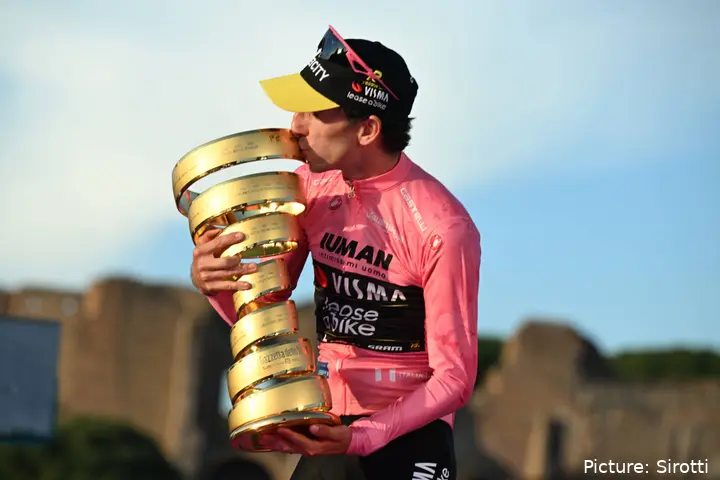 Simon Yates reed naar het roze op de Colle delle Finestre