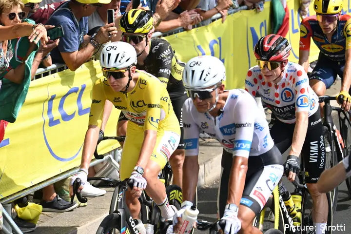 Tadej Pogacar, Isaac del Toro en Jonas Vingegaard finishen samen in de Tour de France 2026