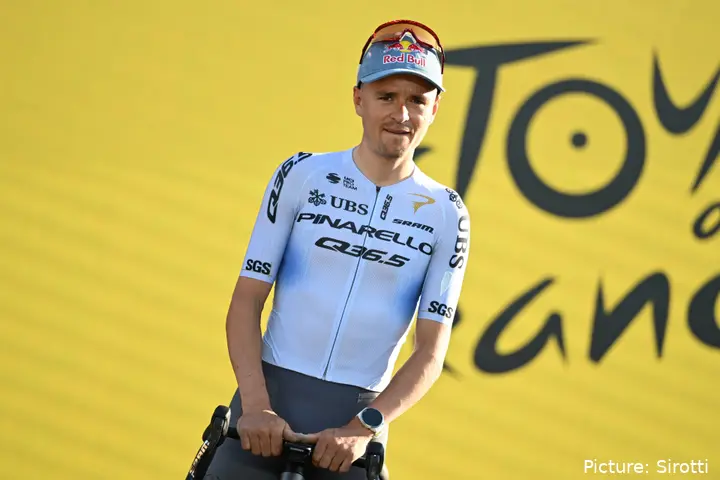 Tom Pidcock bij de ploegvoorstelling van de Tour de France 2026