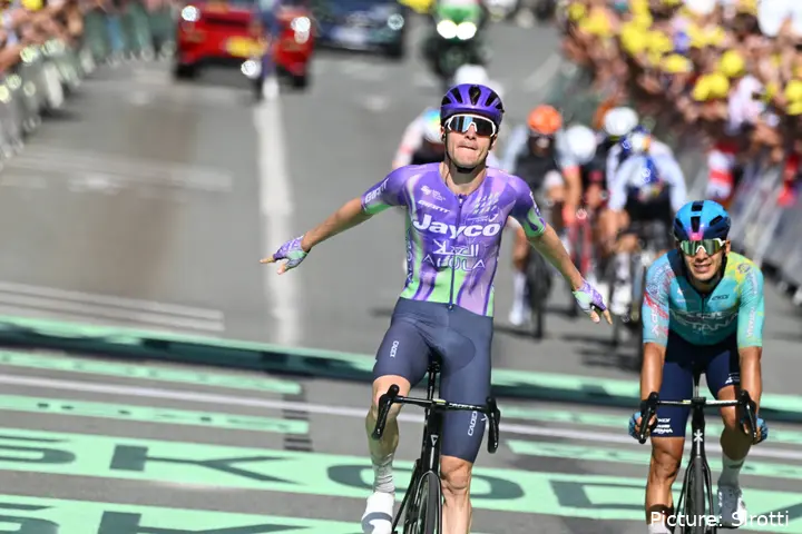 Mauro Schmid wint etappe 13 in de Tour de France 2026