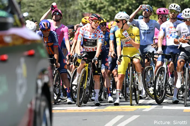 Jonas Vingegaard en Tadej Pogacar praten voor de start van etappe 15