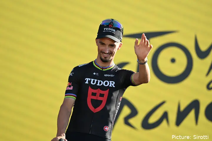 Julian Alaphilippe bij de teamvoorstelling van de Tour de France 2026