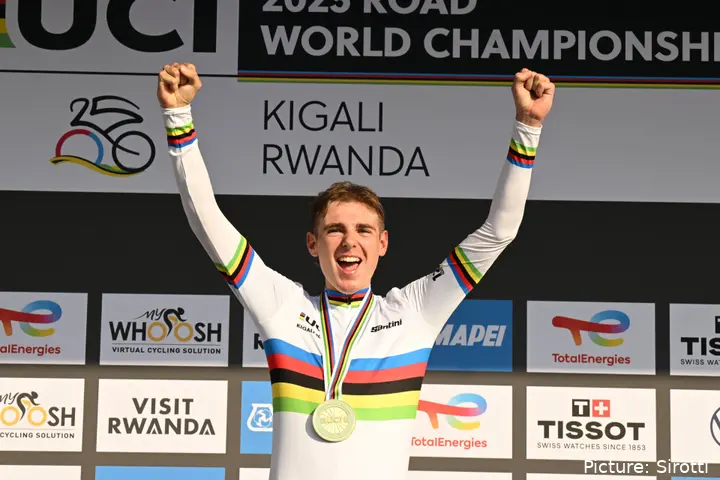 Lorenzo Finn in regenboogtrui op het WK beloften 2025 in Kigali