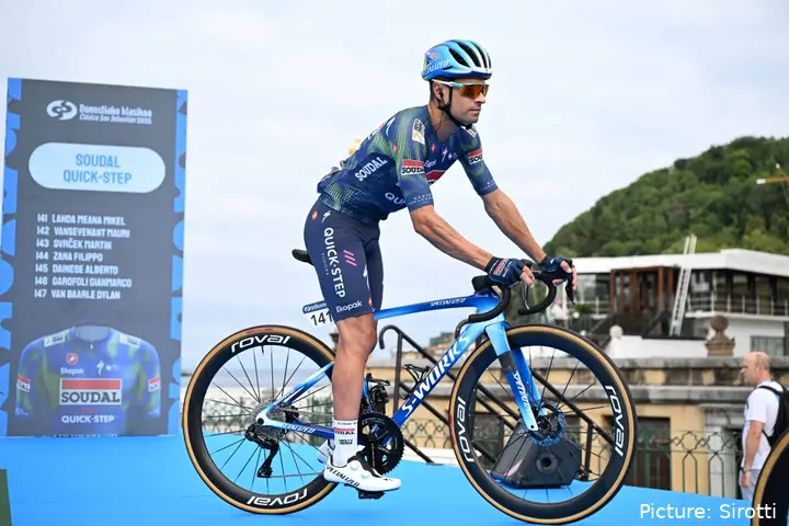 Mikel Landa voor de start van de Clasica San Sebastian 2026