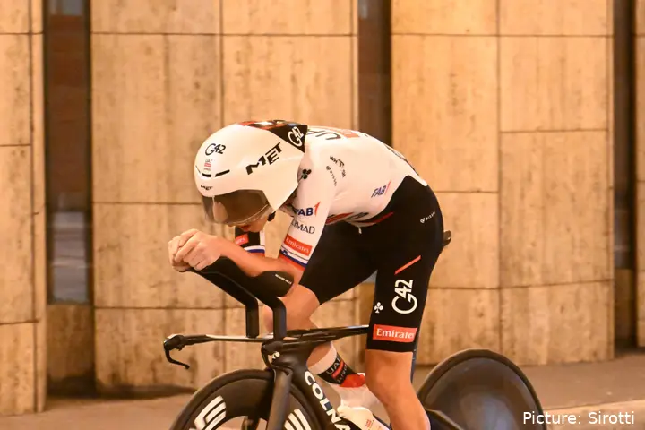 Tadej Pogacar viert tijdritzege in Monaco, Vuelta a España 2026