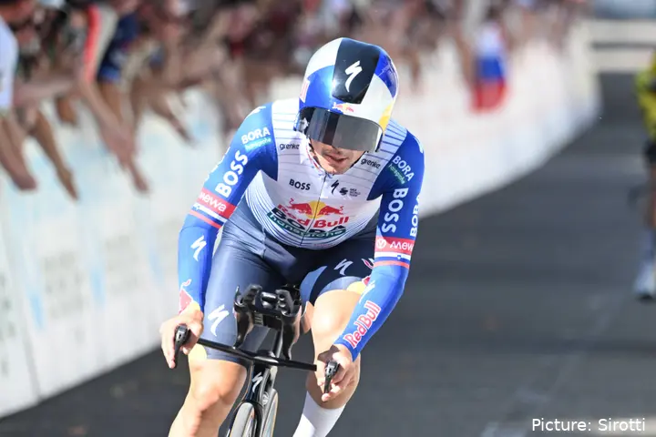 Primoz Roglic in tijdritactie tijdens de Tour de Suisse 2026