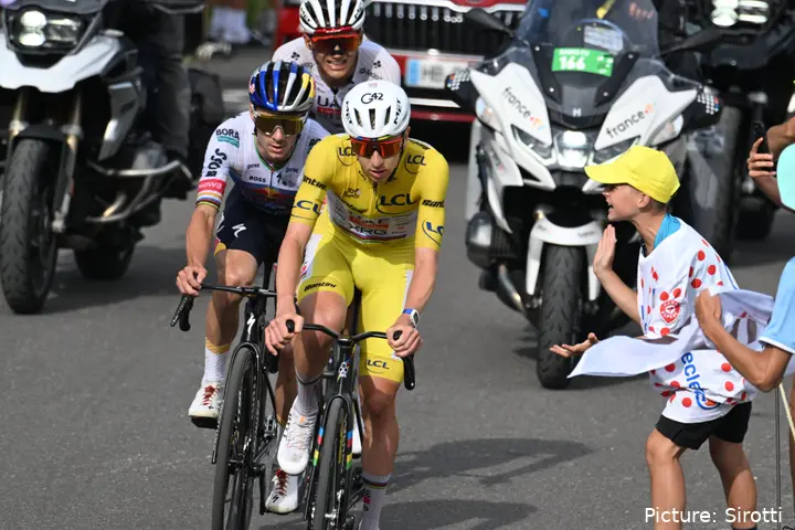 Remco Evenepoel klimt met Tadej Pogacar in de Tour de France
