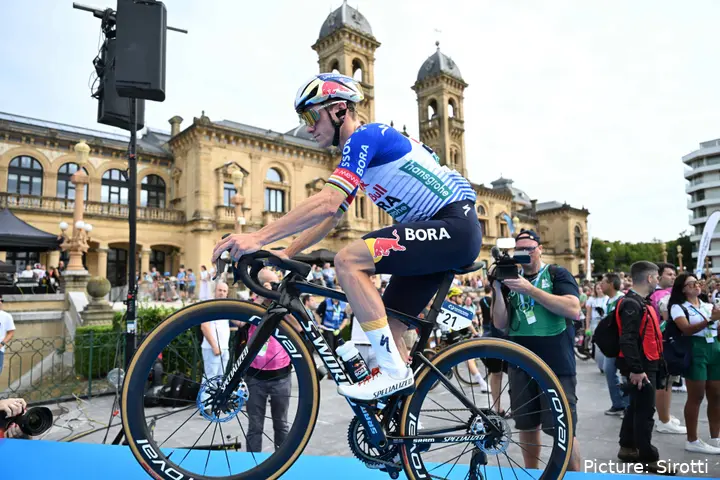 Remco Evenepoel voor de start van Clásica San Sebastián 2026