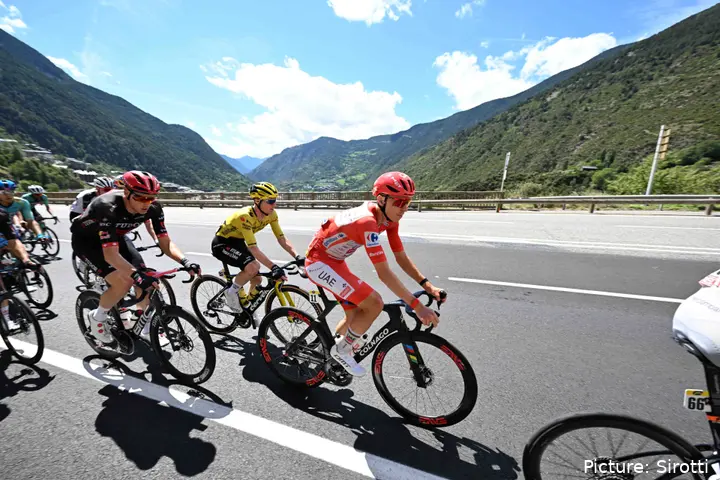 Tadej Pogacar in actie op rit 4 van de Vuelta a España 2026