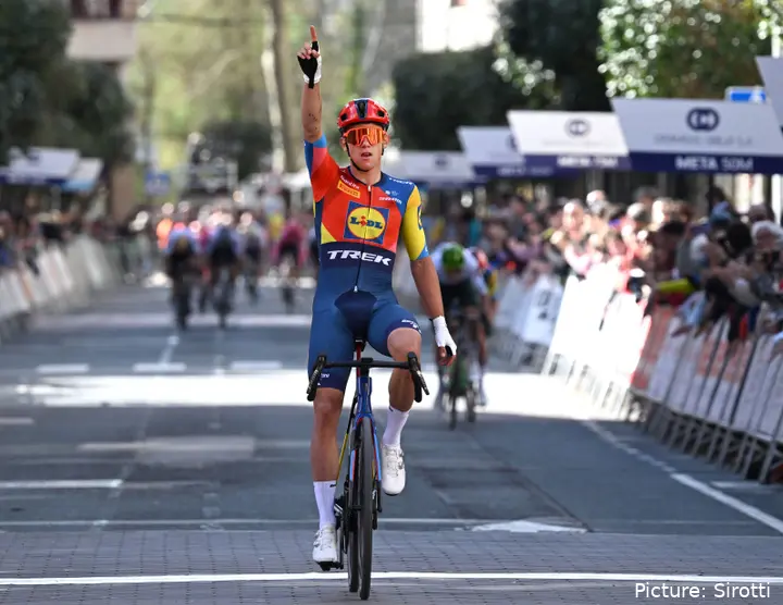 Thibau Nys viert zijn overwinning in de GP Miguel Indurain 2025