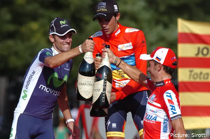 Alberto Contador naast Alejandro Valverde en Joaquim Rodríguez