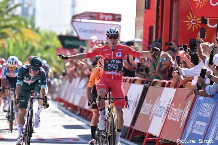 Wout van Aert viert een etappezege in de Vuelta a Espana
