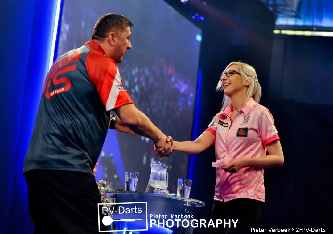 Fallon Sherrock und Mensur Suljovic schütteln sich bei der Darts-WM 2020 auf der Bühne die Hand