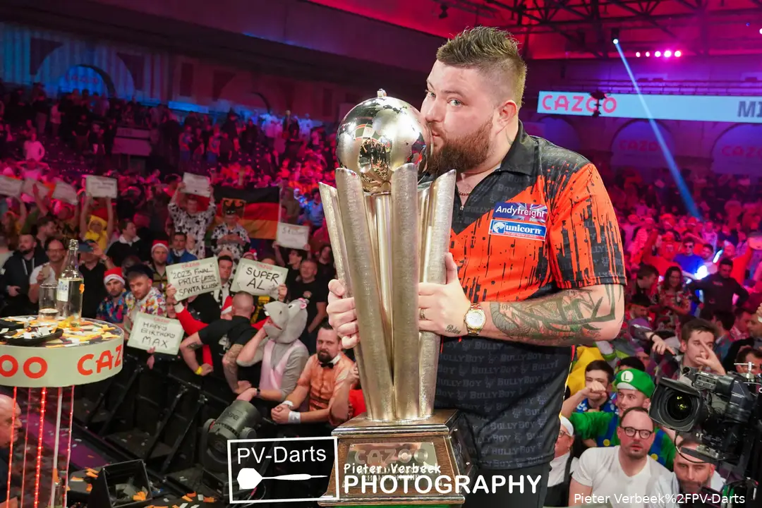 Michael Smith posiert mit der WM-Trophäe