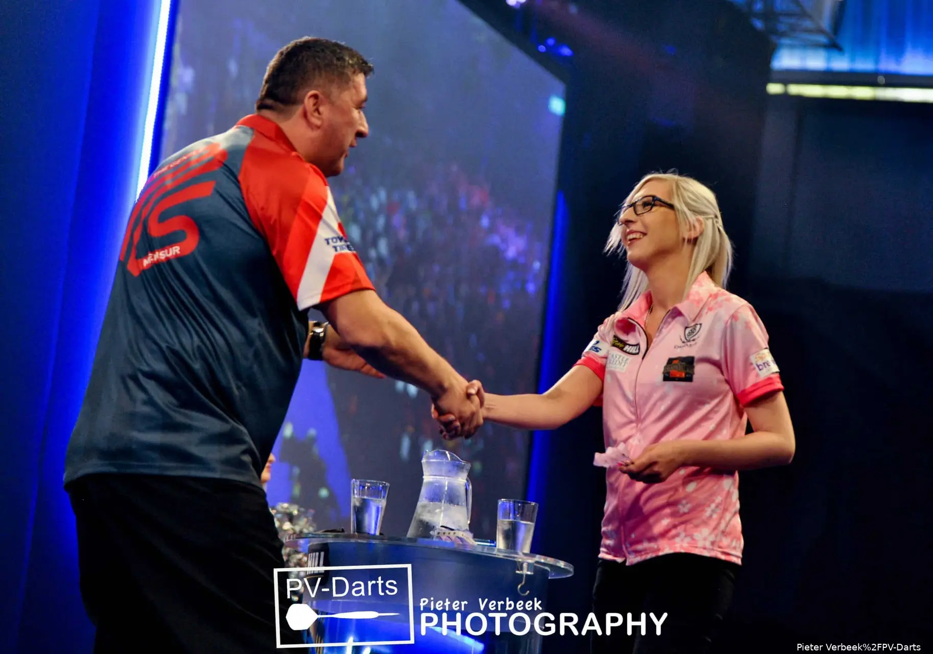 Fallon Sherrock und Mensur Suljovic schütteln sich bei der Darts-WM 2020 auf der Bühne die Hand