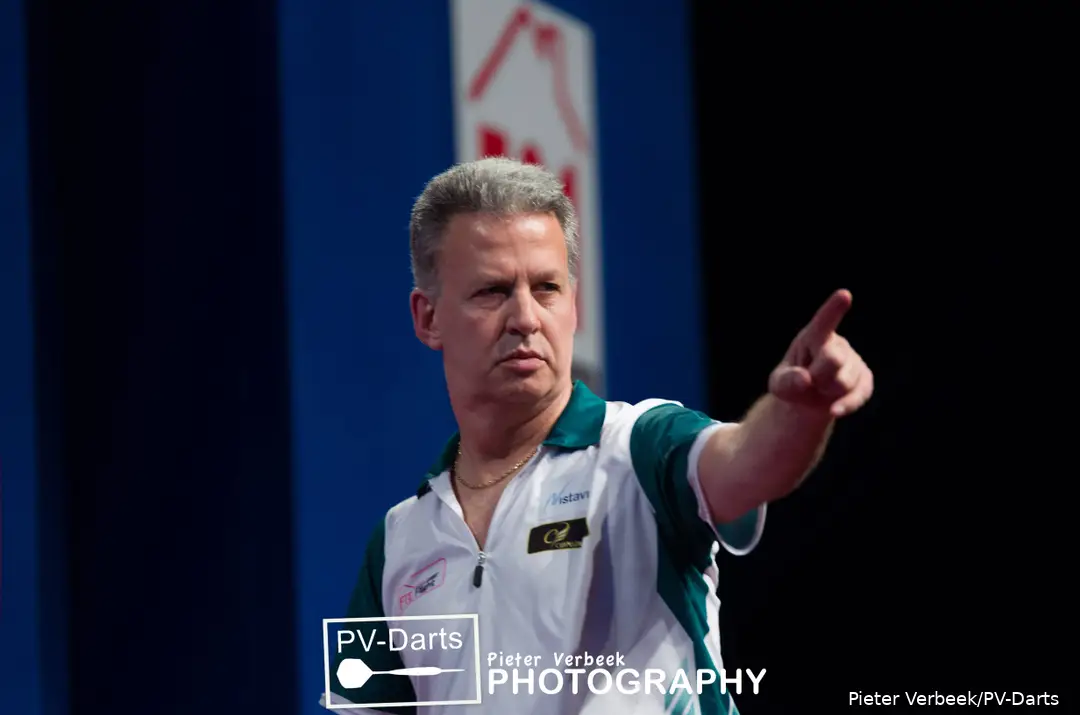 Magnus Caris pointing