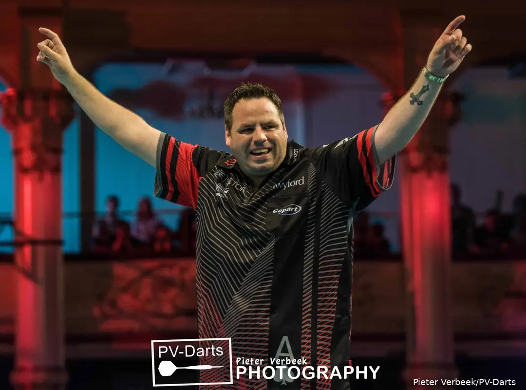 Adrian Lewis jubelt auf der Blackpool-Bühne.