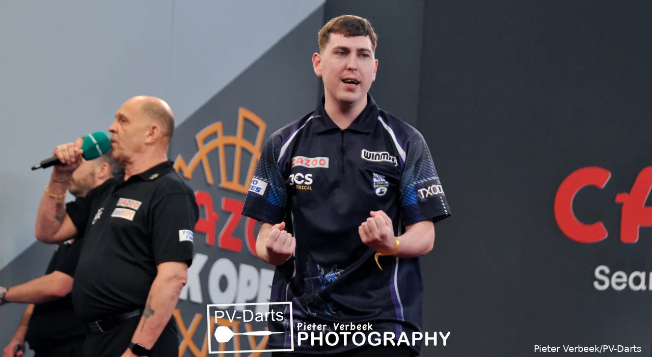 William Borland takes on Stephen Bunting in the opening round of the Winmau World Masters