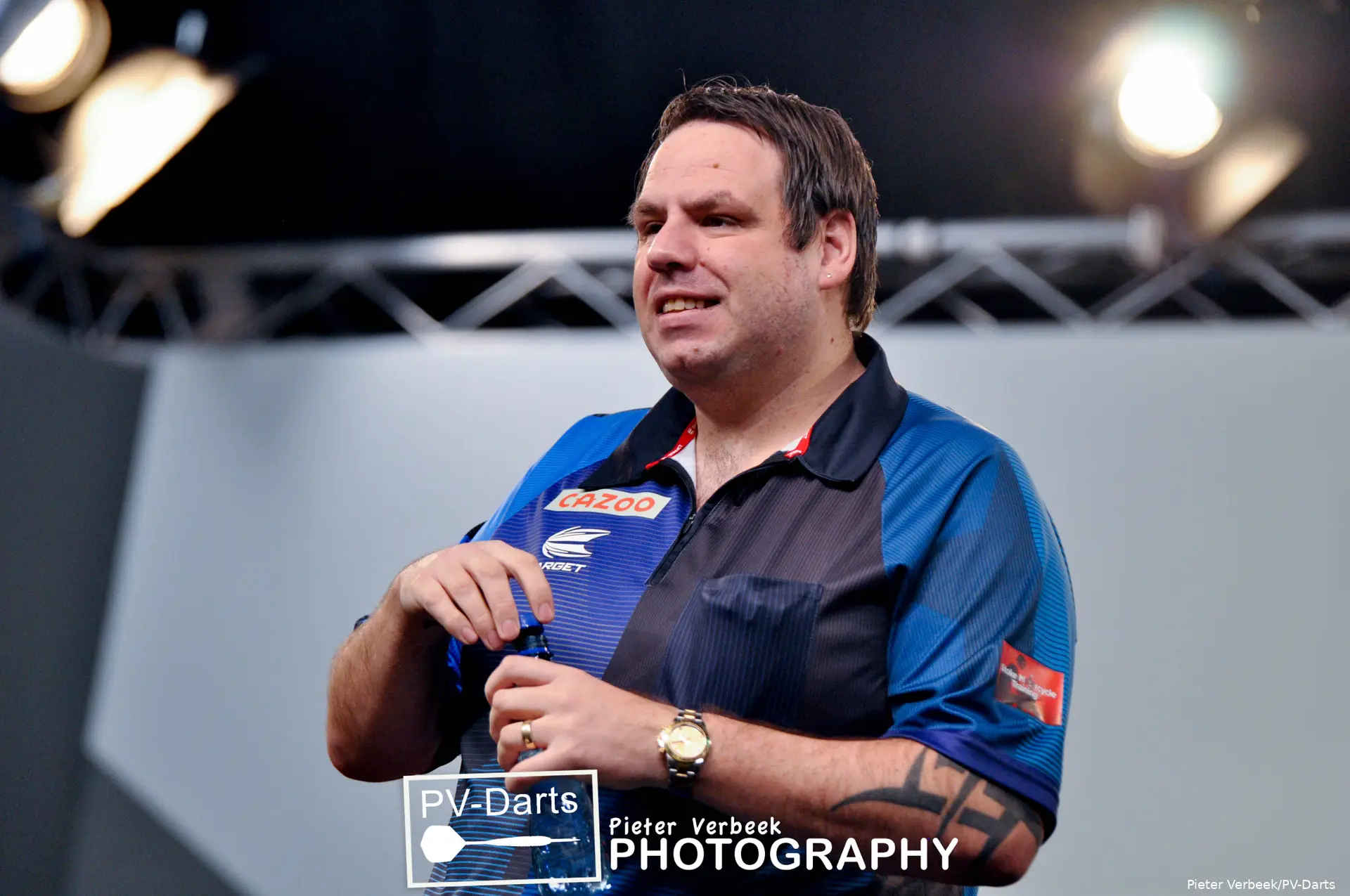 Adrian Lewis draait de dop van zijn flesje water terwijl hij naar het publiek kijkt.
