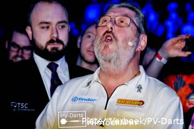 Martin Adams darts 400x266