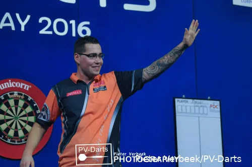 Benito van de Pas waves to the crowd on stage.