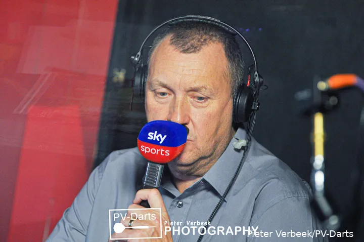 Wayne Mardle working as a commentator