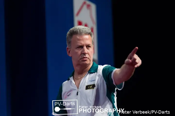 Magnus Caris pointing