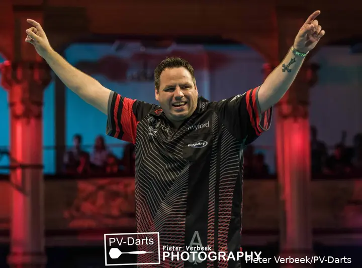 Adrian Lewis jubelt auf der Blackpool-Bühne.