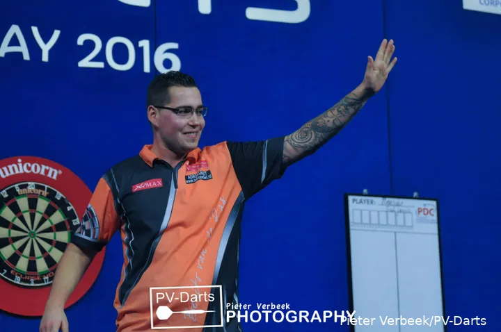 Benito van de Pas winkt dem Publikum auf der Bühne zu.