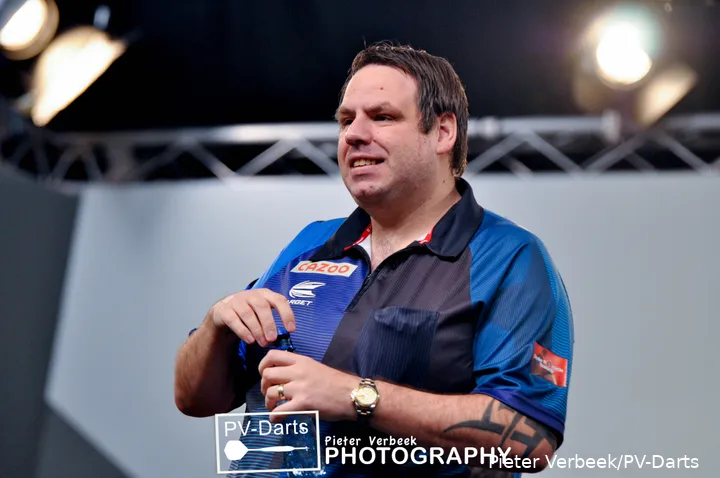 Adrian Lewis draait de dop van zijn flesje water terwijl hij naar het publiek kijkt.