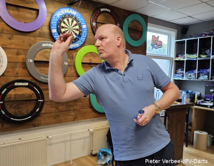 Vincent van der Voort in zijn eigen dartshop