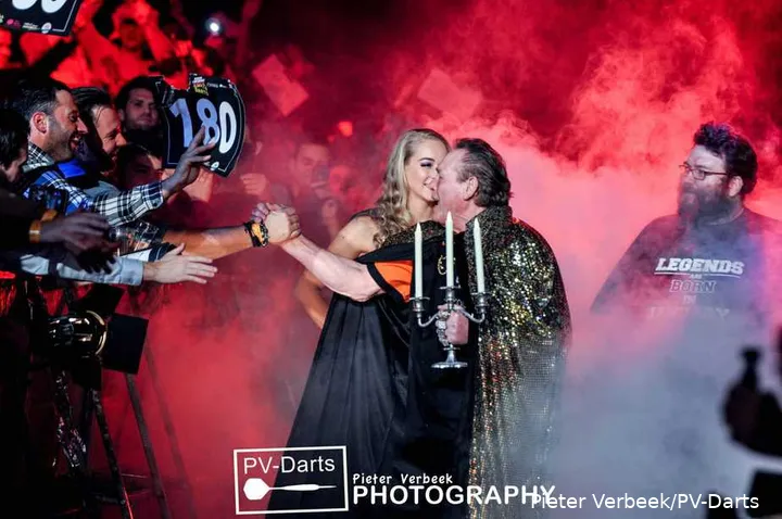 De kenmerkende walk-on van Bobby George