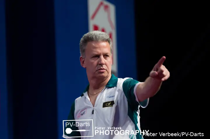 Magnus Caris wijst naar het publiek