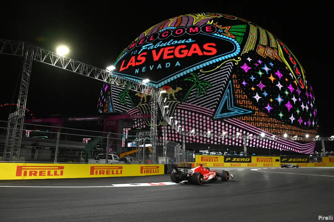 Charles
Leclerc rijdt op het Las Vegas Strip circuit, Kwalificatie, Grand Prix van Las
Vegas 2023 (Foto: Ferrari F1 Media)