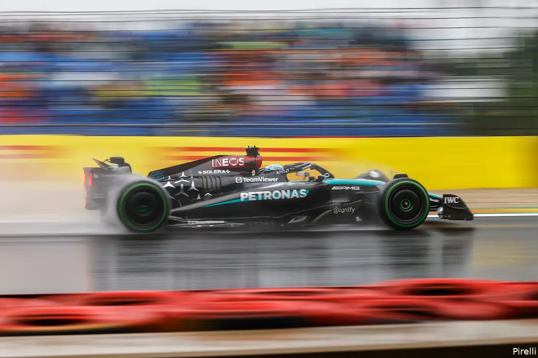 Mercedes hoopte op een droog moment, maar kreeg er meer regen voor terug.