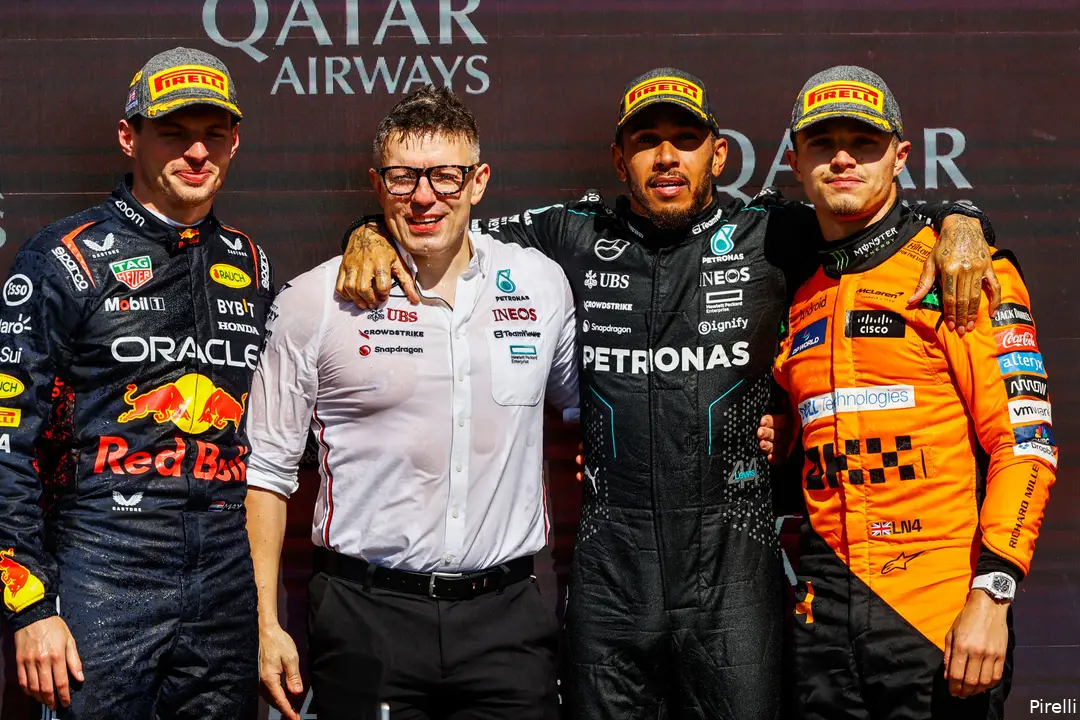 Hamilton, Norris en Verstappen samen op het podium.
