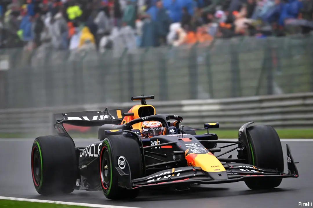 <i>Verstappen in actie op intermediates.</i>