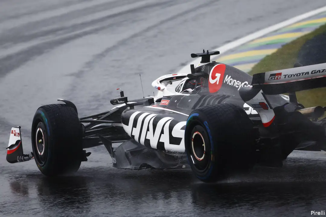 Bearman op een drijfnat Interlagos.