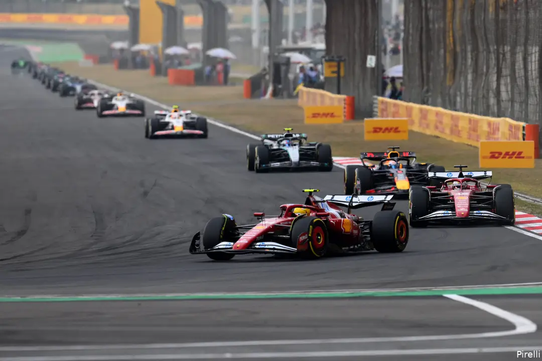 Verstappen kwam door een momentje in de eerste bocht achter de Ferrari-mannen te zitten.