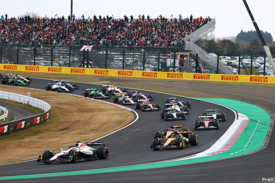 Verstappen leidde de McLarens de eerste bochten door, en behield de leiding.