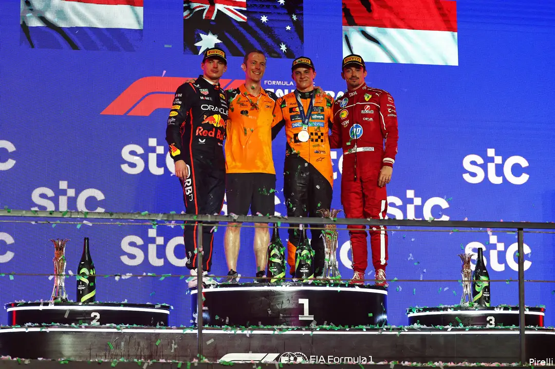 <i>Max Verstappen wilde het liefst zo snel mogelijk van het podium.&nbsp;</i>