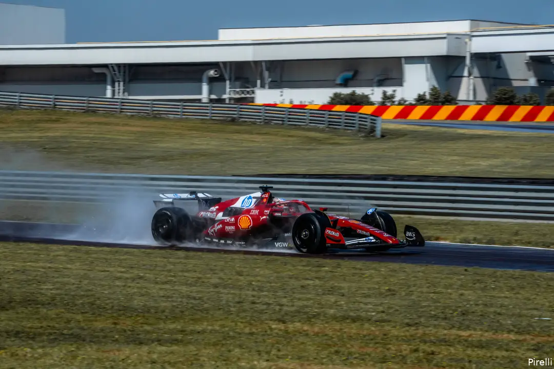 Leclerc rijdt een test voor Pirelli op Fiorano, Ferrari's privécircuit.