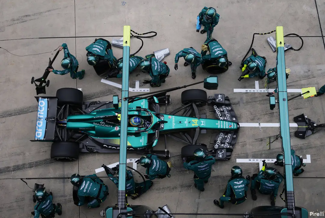 fernando-alonso-aston-martin-pitstop-2026-zondag-race-china-pirelli